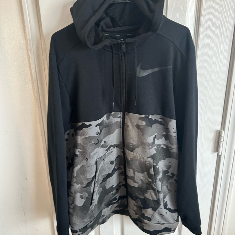 Man Nike Black & Gray Camo Zip Hoodie and Joggers - Picture 4 of 8